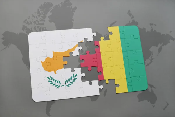 Rompecabezas con la bandera nacional de cyprus y guinea en un mapa del mundo —  Fotos de Stock