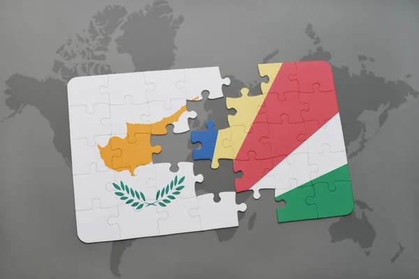 Головоломка с национальным флагом Кипра и сейшельских островов на карте мира — стоковое фото