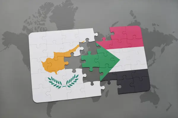 Rompecabezas con la bandera nacional de cyprus y sudan en un mapa del mundo — Foto de Stock