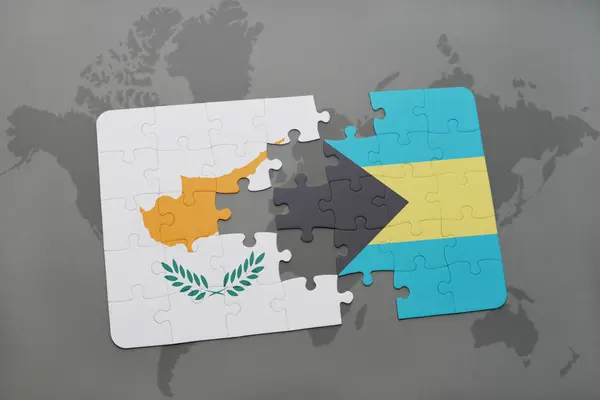 Puzzle mit der Nationalflagge Zyperns und Bahamas auf einer Weltkarte — Stockfoto