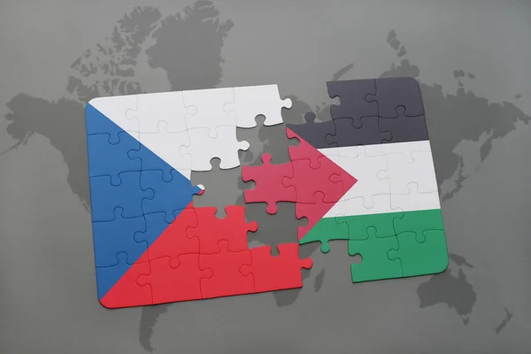 Quebra-cabeça com a bandeira nacional da República Checa e Palestina em um mapa do mundo — Fotografia de Stock