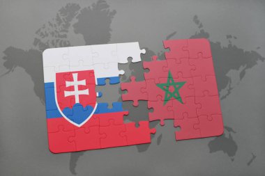 Slovakya ve Fas bir dünya haritası üzerinde ulusal bayrak ile bulmaca