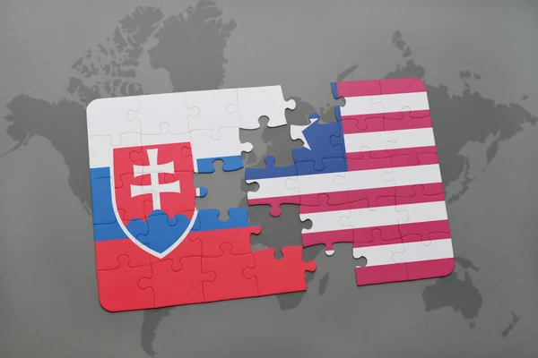 Puzzle con la bandiera nazionale slovacca e liberia su una mappa del mondo — Foto Stock