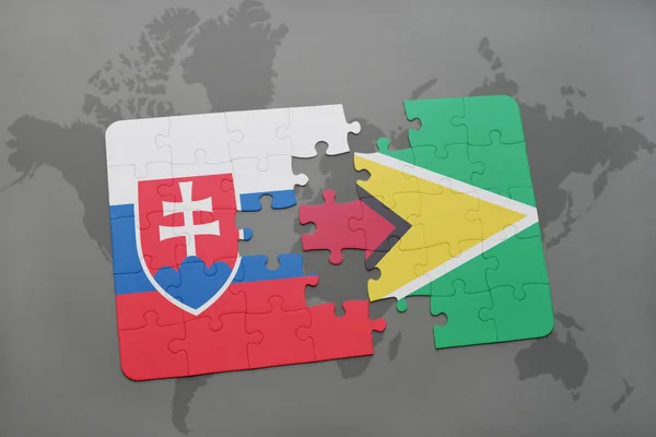 Puzzle s národní vlajkou Slovenska a guyana na mapě světa — Stock fotografie