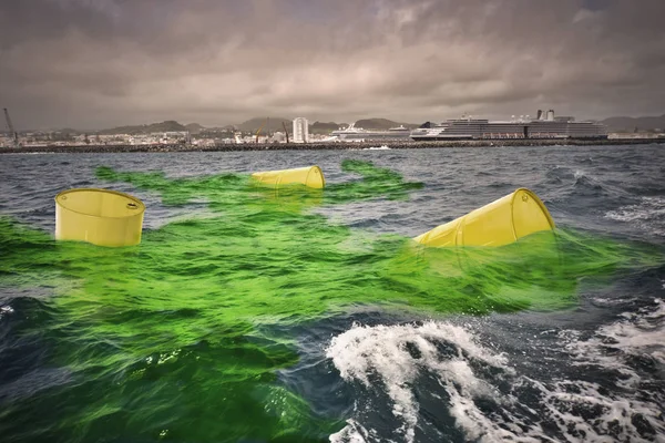 Velhos barris amarelos para a deriva de resíduos de risco biológico em água verde suja . — Fotografia de Stock