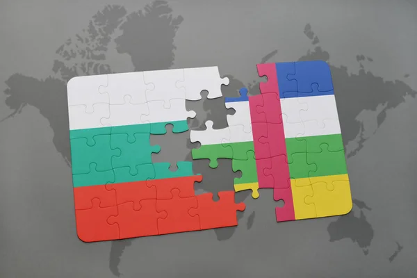 Rompecabezas con la bandera nacional de bulgaria y la República Centroafricana en un mapa del mundo — Foto de Stock