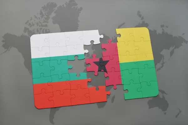 Puzzel met de nationale vlag van Bulgarije en Guinee bissau op een wereldkaart — Stockfoto