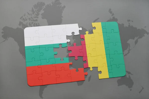 Rompecabezas con la bandera nacional de bulgaria y guinea en un mapa del mundo — Foto de Stock