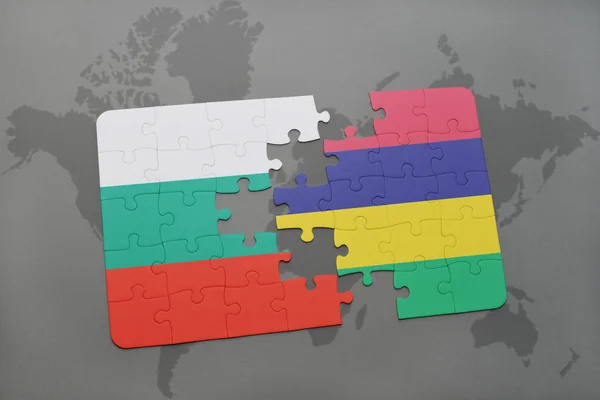 Puzzle con la bandiera nazionale di Bulgaria e Mauritius su una mappa del mondo — Foto Stock