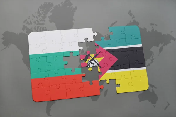 Quebra-cabeça com a bandeira nacional de búlgara e moçambique em um mapa do mundo — Fotografia de Stock