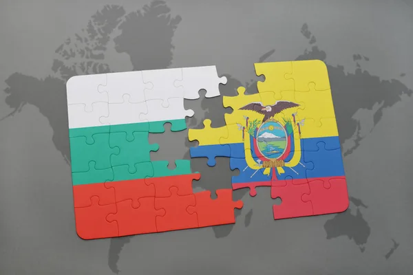 Puzzle avec le drapeau national de bulgaria et ecuador sur une carte du monde — Photo