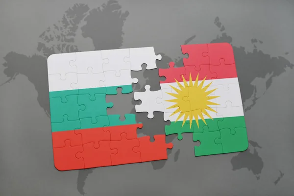 Quebra-cabeça com a bandeira nacional de búlgara e curdistão em um mapa do mundo — Fotografia de Stock