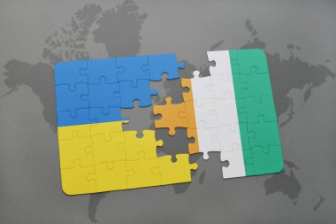 Ukrayna ulusal bayrak ile bulmaca ve Fildişi Sahili bir dünya haritası üzerinde