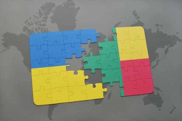 Puzzel met de nationale vlag van Oekraïne en benin op een wereldkaart — Stockfoto
