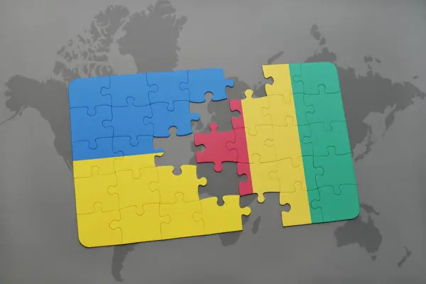 Rompecabezas con la bandera nacional de Ucrania y Guinea en un mapa del mundo — Foto de Stock