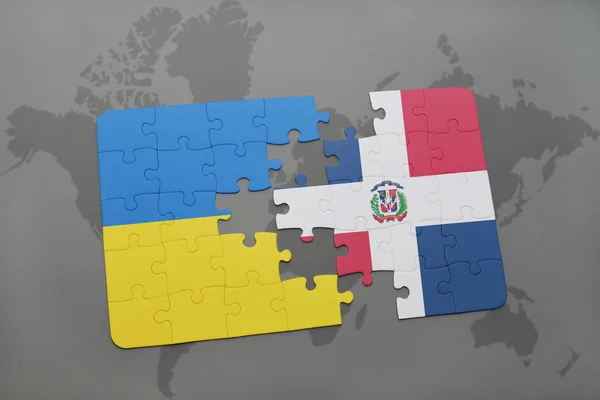 Quebra-cabeça com a bandeira nacional da república ucraniana e dominicana em um mapa do mundo — Fotografia de Stock