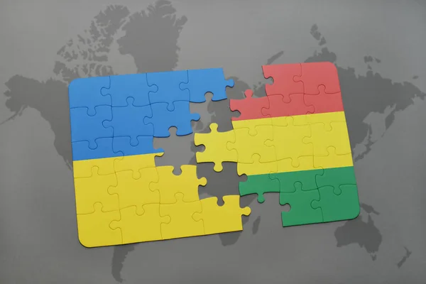Puzzle con la bandiera nazionale di Ucraina e Bolivia su una mappa del mondo — Foto Stock