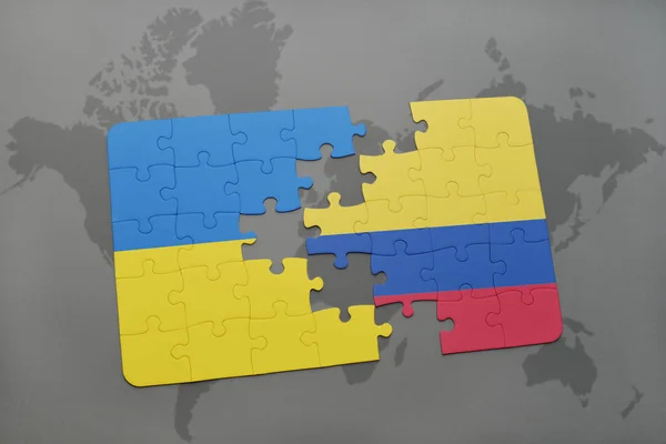 Quebra-cabeça com a bandeira nacional da Ucrânia e colômbia em um mapa do mundo — Fotografia de Stock