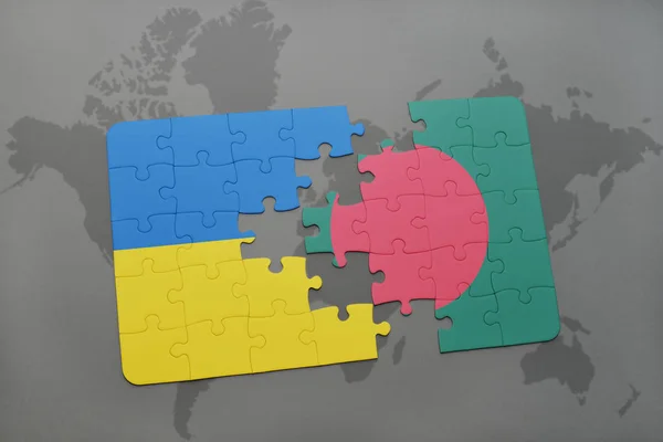 Puzzel met de nationale vlag van Oekraïne en bangladesh op een wereldkaart — Stockfoto