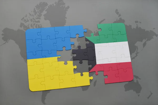 Quebra-cabeça com a bandeira nacional da Ucrânia e kuwait em um mapa do mundo — Fotografia de Stock