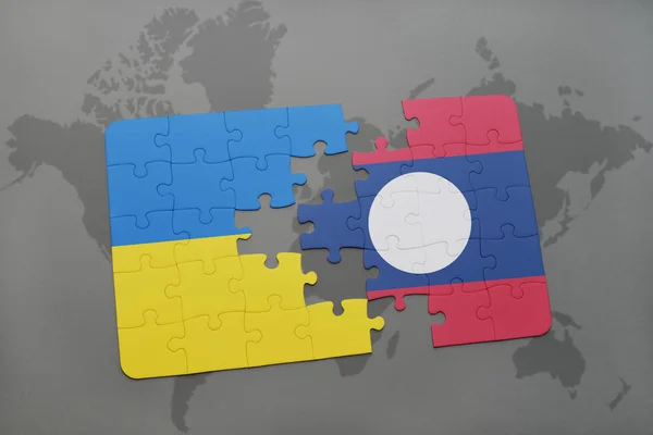 Puzzel met de nationale vlag van Oekraïne en laos op een wereldkaart — Stockfoto