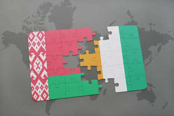 Fehéroroszország zászlaja puzzle és cote divoire térképen — Stock Fotó