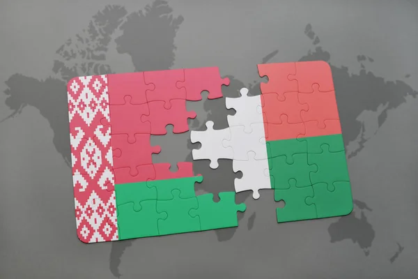 Puzzel met de nationale vlag van Wit-Rusland en Madagaskar op een wereldkaart — Stockfoto