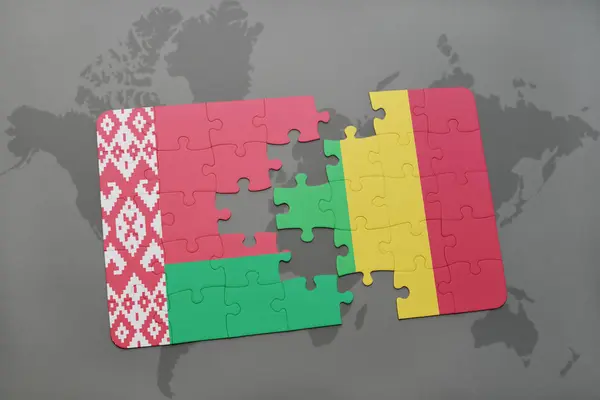Puzzle con la bandiera nazionale di Bielorussia e mali su una mappa del mondo — Foto Stock