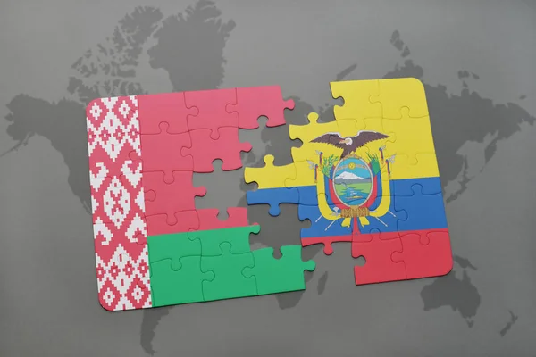 Puzzle avec le drapeau national du Bélarus et de l'écuteur sur une carte du monde — Photo