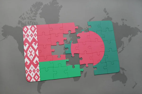 Puzzle avec le drapeau national du Bélarus et du Bangladesh sur une carte du monde — Photo