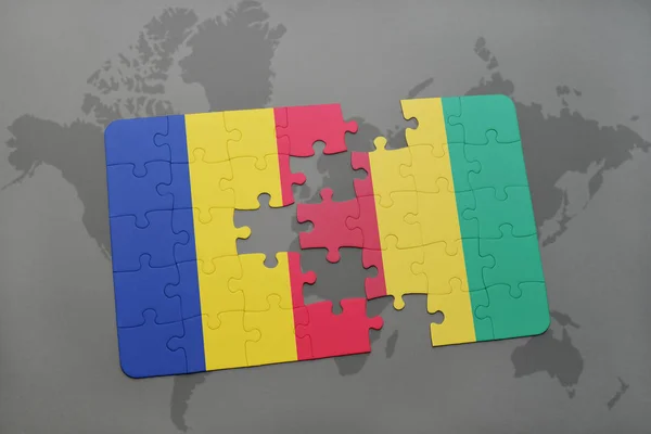 Puzzel met de nationale vlag van Roemenië en Guinee op een wereldkaart — Stockfoto