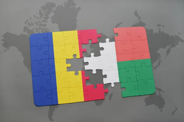 ルーマニアとマダガスカルの国旗は世界地図のパズルします。 — ストック写真