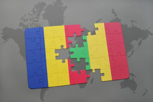 Puzzel met de nationale vlag van Roemenië en mali op een wereldkaart — Stockfoto
