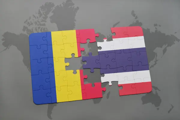 Puzzel met de nationale vlag van Roemenië en thailand op een wereldkaart — Stockfoto