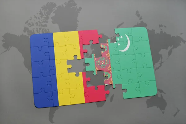 Puzzle avec le drapeau national de la Roumanie et de la Turquie sur une carte du monde — Photo