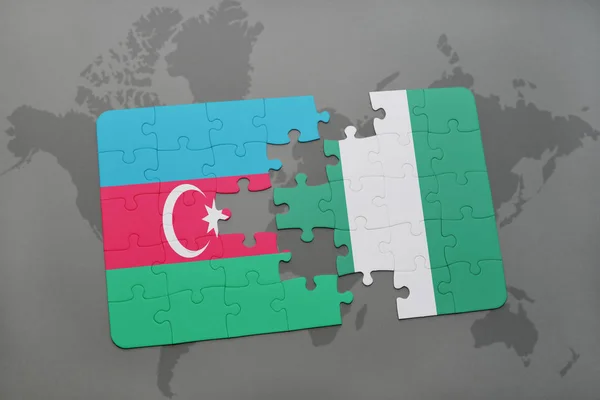 Azerbaycan ve Türkiye ulusal bayrak bir dünya haritası üzerinde ile bulmaca — Stok fotoğraf
