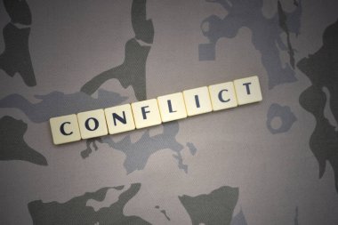 metin çakışma haki arka planda harflerle. askeri kavram