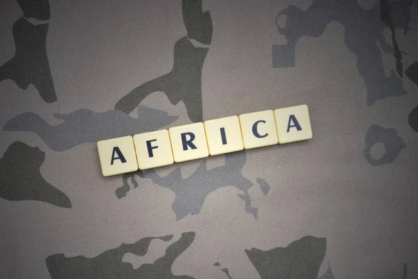 与文本非洲卡其色背景上的字母。军事概念 — 图库照片