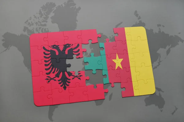 Puzzel met de nationale vlag van Albanië en Kameroen op een wereldkaart — Stockfoto