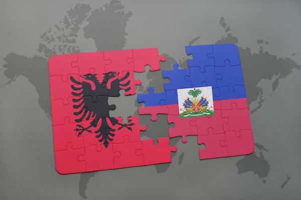 Puzzel met de nationale vlag van Albanië en Haïti op een wereldkaart — Stockfoto