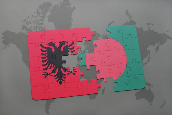 Puzzel met de nationale vlag van Albanië en bangladesh op een wereldkaart — Stockfoto