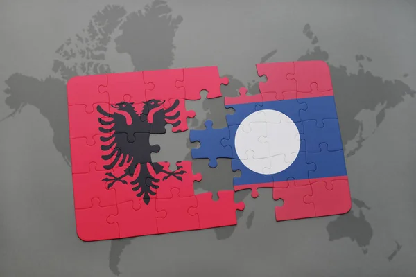 Puzzel met de nationale vlag van Albanië en laos op een wereldkaart — Stockfoto