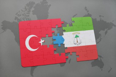 Türkiye ve Ekvator Ginesi ulusal bayrak bir dünya haritası üzerinde ile bulmaca