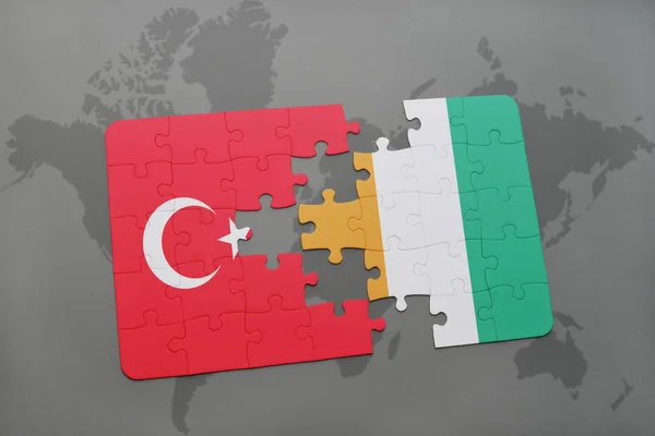 Türkiye'nin ulusal bayrak ile bulmaca ve Fildişi Sahili bir dünya haritası üzerinde — Stok fotoğraf