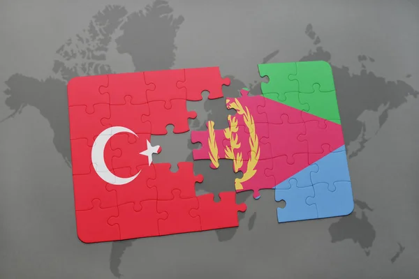 Türkiye ve Eritre ulusal bayrak bir dünya haritası üzerinde ile bulmaca — Stok fotoğraf