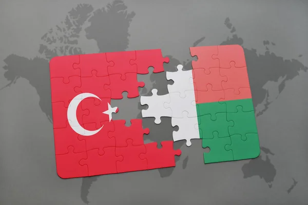 Türkiye ve Madagaskar ulusal bayrak bir dünya haritası üzerinde ile bulmaca — Stok fotoğraf