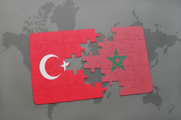 Türkiye ve dünya haritası üzerinde Fas ulusal bayrak ile bulmaca — Stok fotoğraf