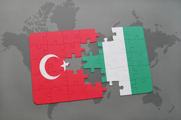 Türkiye'de ve Türkiye ulusal bayrak bir dünya haritası üzerinde ile bulmaca — Stok fotoğraf
