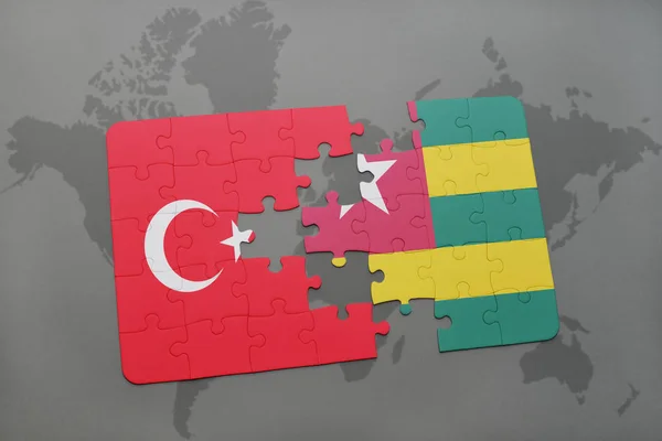 Türkiye ve togo bir dünya haritası üzerinde bayrağı ile bulmaca — Stok fotoğraf