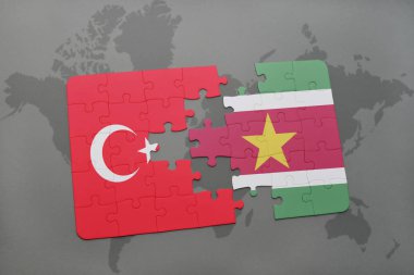 Türkiye ve Surinam ulusal bayrak bir dünya haritası üzerinde ile bulmaca